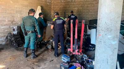 Los agentes, en el interior del taller mecánico ilegal. Fotos: Guardia Civil