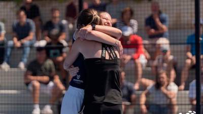 Ainara y Valeria, abrazándose tras su victoria. FOTO: CT Tarragona