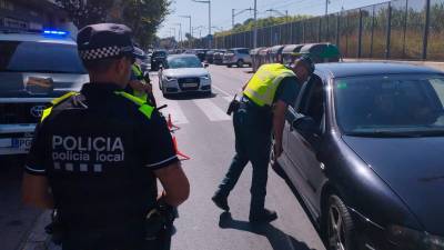 Un guardia civil mira en el interior de un vehículo.