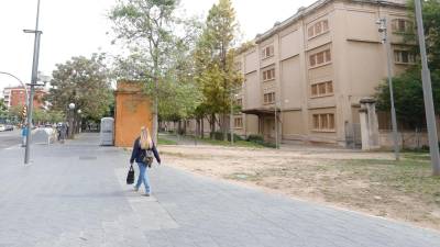 El centro universitario del deporte se ubicará en el almacén 5 de la Tabacalera. Foto: Pere Ferré/DT