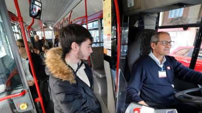 Una de las reivindicaciones del colectivo es la falta de seguridad de los conductores. Las mamparas son de plástico. foto: pere ferré