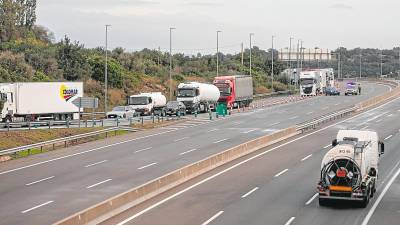 Colas de camiones y vehiculos particulares en la AP-7 a su paso por Altafulla. Foto: Marc Bosch