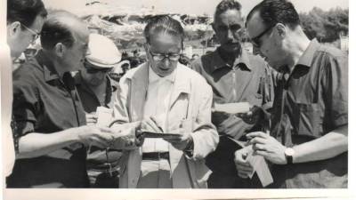 El periodista Josep Roca Garcia fent de jurat del concurs de castells d’arena de la platja de l’Arrabassada l’estiu de 1964. Foto: Arxiu Barbara Riesenbeck (Via Tarragona Antiga)