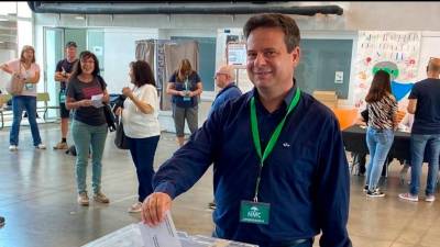 Oliver Klein, votando en la elecciones municipales del pasado 28 de mayo. foto: cedida