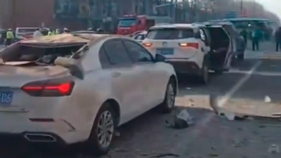 Coches afectados por la explosión. Foto: @ultimahoraenx