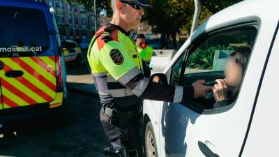 Control de alcoholemia realizado ayer al mediodía en la carretera T-11, en Tarragona. Foto: Àngel Juanpere