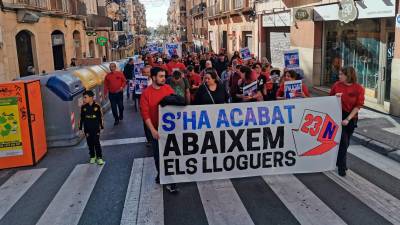 Imagen de los manifestantes a su paso por la calle Apodaca de Tarragona. Foto: À. Juanpere