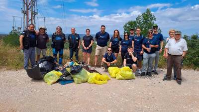 Participantes en la limpieza para retirar basura de la montaña.