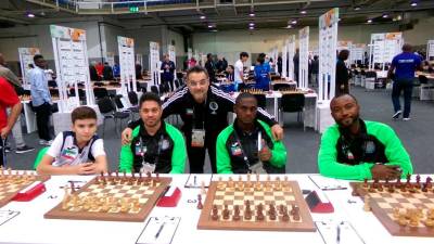 Xavi Mompel (izq) junto con el resto de la selección guineana. foto:cedida