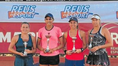 Las campeonas y finalistas de dobles. Foto: Alba Mariné