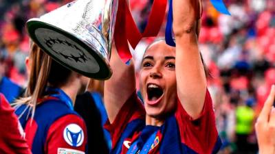 Bonmatí levantando la tercera copa europea del Barça femenino. Foto: @AitanaBonmati