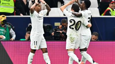 Mbappé celebra con Vinicius y Fran García su gol en la final.