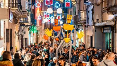 Els carrers del nucli històric de la capital de l’Alt Camp es va omplir per seguir l’animada cercavila dels Robobots. foto: Sergi Sanmiguel