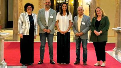 El alcalde de Torredembarra, Vale Pino, y el concejal de Educación, José García, se reunieron con la consellera en el Parlament. Foto: Aj. Torredembarra