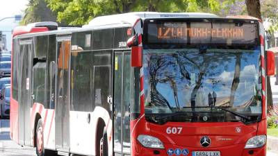 Actualmente, 64 de los 77 buses de la EMT tienen un motor diésel. También hay 10 híbridos y tres de hidrógeno. Foto: Pere Ferré