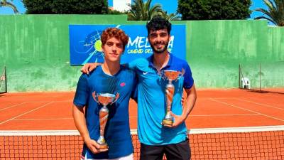 Jordi Garcia y Alvaro Bueno, con sus trofeos. FOTO. Cedida