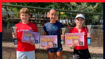 Iván Villas, Nayara Sanjuán y Emma Fernández, en el CT Lleida. Foto: club tennis tarragona