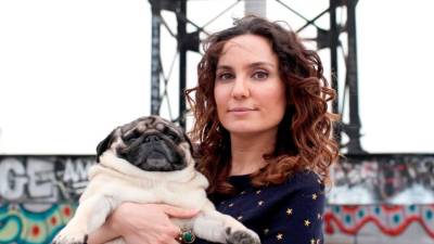 La artista Gemma Gené y su carlino Mochi. Foto: Gemma Gené