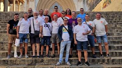 La Colla de Subratlladors, ahir al matí, a les escales de la plaça de les Cols abans d’anar a esmorzar per subratllar el programa. foto: Cedida