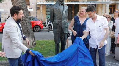 Instante tras la inauguración de la escultura. Foto: Pere Ferré