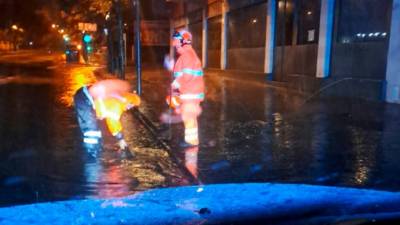 Durante la noche se han abierto imbornales y se han recolocado tapas de alcantarillas expulsadas por la presión. Foto: Ajuntament de Reus