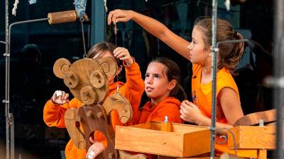 Alguns infants muntant la seva titella durant la jornada d’ahir. foto: Sergi Sanmiguel - monné comunicació