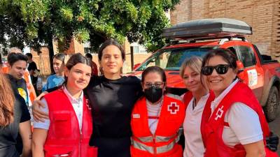 Rosalía durante su visita a Valencia con voluntarias de Cruz Roja. Foto: X