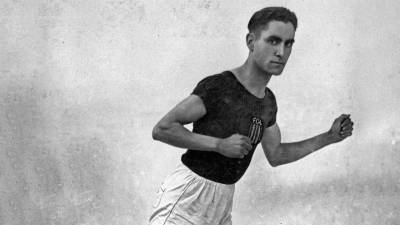 Retrat tipus postal de Jeroni Juan Monllaó lluint la samarreta de la Federació Catalana d’Atletisme (1934). Foto: Família Juan Fumadó