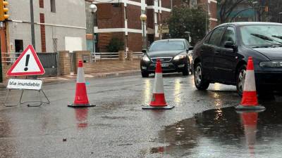 Calle cortada por riesgos de inundaciones en Vilafortuny (Cambrils). Foto: M.C.G.