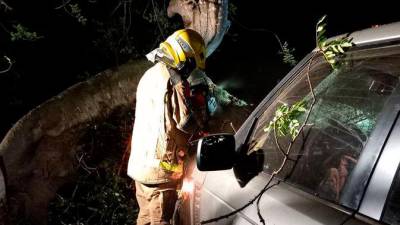 Uno de los bomberos que trabajó por la noche en el accidente de L’Ampolla. Foto: Bombers