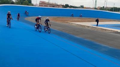 Algunos ciclistas probando la pista del nuevo velódromo de la ciudad. Foto: Kiwop