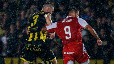 El delantero del Nàstic Antoñín pelea con un rival bajo la lluvia. Foto: Barakaldo CF