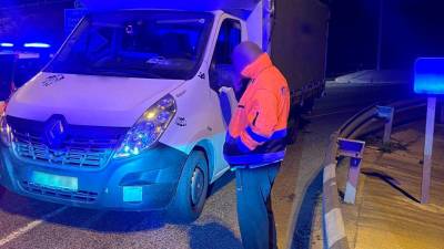 El conductor y el camión pequeño que circuló en contradirección. Foto: CME