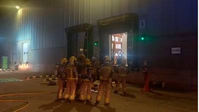 Los bomberos que han participado esta madrugada en la extinción en El Pla de Santa Maria. Foto: Bombers