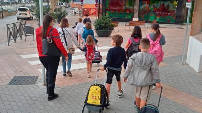 Los escolares caminan hasta sus colegios. FOTO. AJUNT VENDRELL