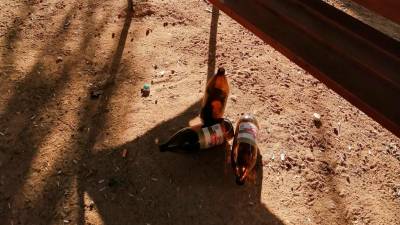 Botellas de cerveza, tiradas en un banco del mismo parque. FOTO: Cedida