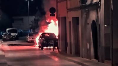 Uno de los coches presa del fuego.