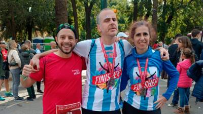 Dani Jiménez, Jordi Bascuñana y Marga, su pareja, tras acabar la prueba de Málaga. Foto: cedida