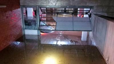 Inundaciones en la calle Joan Fuster de Tarragona. Foto: Bombers de la Generalitat