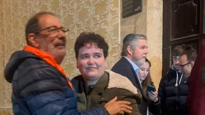 Grau, esta noche a las puertas de la iglesia de Natzaret, celebrando la victoria junto a su padre. Foto: C. Pomerol