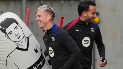 El centrocampista del FC Barcelona, Dani Olmo (izquierda), durante el entrenamiento realizado el 3 de enero en la Ciudad Deportiva Joan Gamper. Foto: EFE