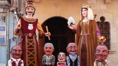 Les rèpliques dels gegants de l’Arboç amb els nans el dia de l’estrena l’any 1984. FOTO: Julià Suau