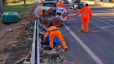 Trabajos en la carretera en Sedaví. Foto: EFE