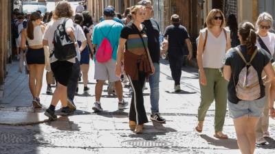 La calle Merceria y la Plaça del Fòrum son una de las zonas con presencia de pisos turísticos. foto: Pere Ferré