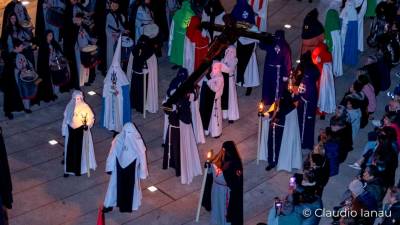 La Processó del Silenci al seu pas per l’absis de la Catedral. Foto: Claudio Ianau