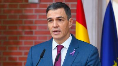 El jefe del Gobierno, Pedro Sánchez, durante unadeclaración institucional desde el Palacio de la Moncloa, en la que ha afirmado este martes que la nueva vicepresidenta tercera y ministra para la Transición Ecológica, Sara Aagesen, mantiene «el rigor, la profesionalidad y el conocimiento experto» de Teresa Ribera, y se ha felicitado por el nombramiento de ésta como vicepresidenta de la Comisión Europea a pesar de «infundios y maniobras». Foto: EFE