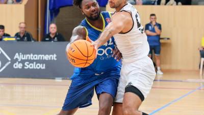 El capitán del Salou, CJ Barksdale, pugnando el balón con el rival. Foto: Alba Mariné