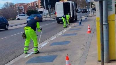 Operarios pintaron recientemente de blanco plazas de aparcamiento en la avenida Ramon d’Olzina. Foto: Nuri Miret