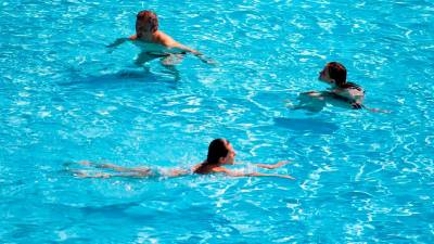 Tarragona alega que las piscinas públicas son equipamientos deportivos y no lúdicos. Foto: EFE