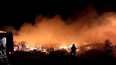 Un bombero trabajando en el incendio de la planta de compostaje de Botarell del pasado mes de abril. Foto: cedida